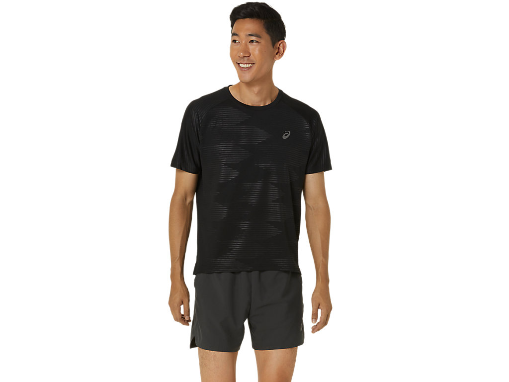 ASICS MEN GRAPHIC EMBOSS SS TOP, PERFORMANCE BLACK, swatch