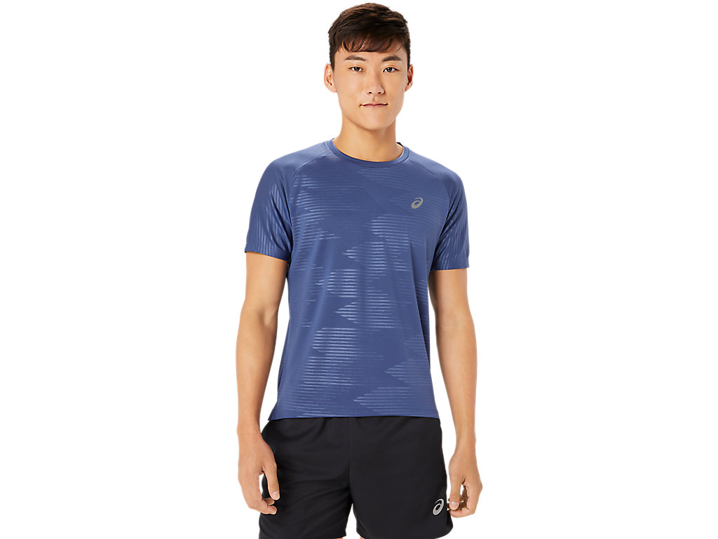 ASICS MEN GRAPHIC EMBOSS SS TOP, THUNDER BLUE, swatch